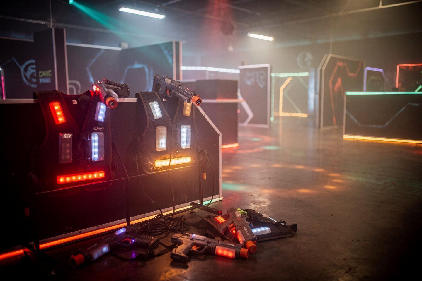 ↗️OUTGUN Lasertag - Paintball Arena Stuttgart: ✓Firmenevent, Teamevent, Indoor Lasertag, Lasertag als Alternative